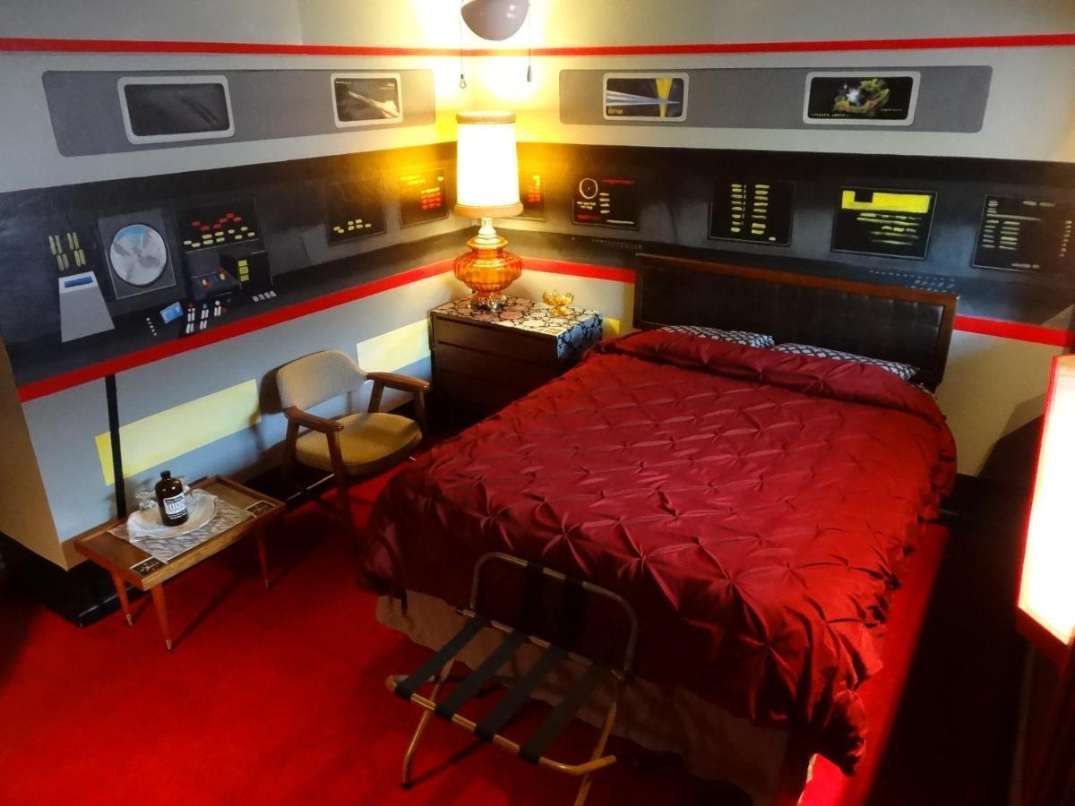 The Star Trek - Uss Enterprise Room At The Itty Bitty Inn North Bend Bagian luar foto